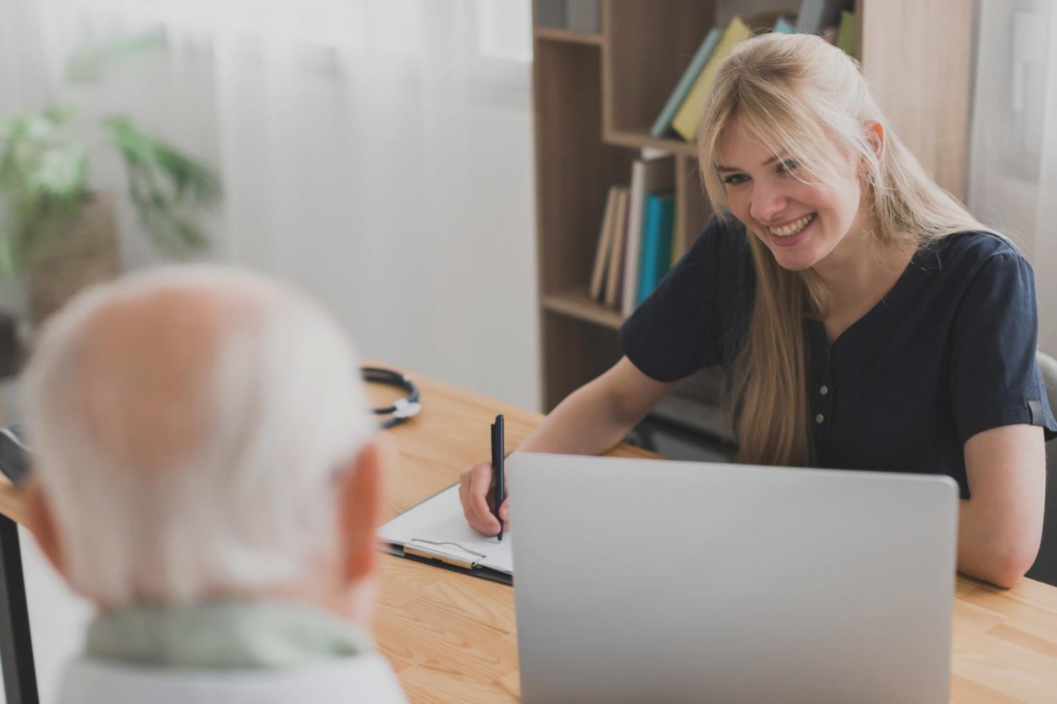 Sessione di brainstorming con tecniche di pensiero laterale