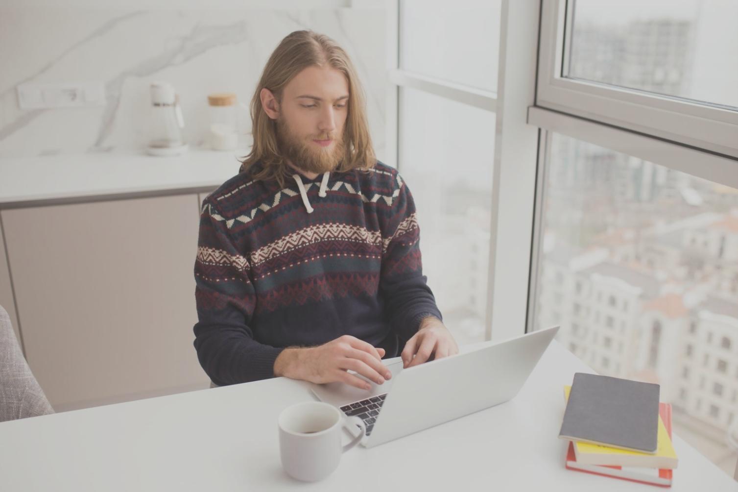 Ambiente di lavoro creativo con materiali e strumenti per il pensiero laterale